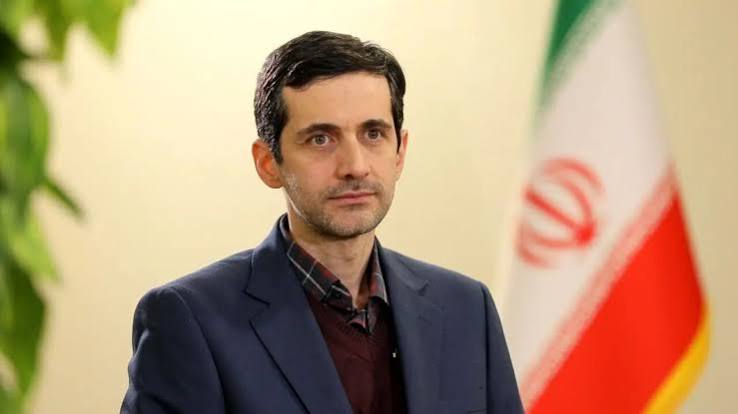 عکس/ پلاکاردی در دستان خانم چادری؛ صدای پسر پزشکیان را درآورد