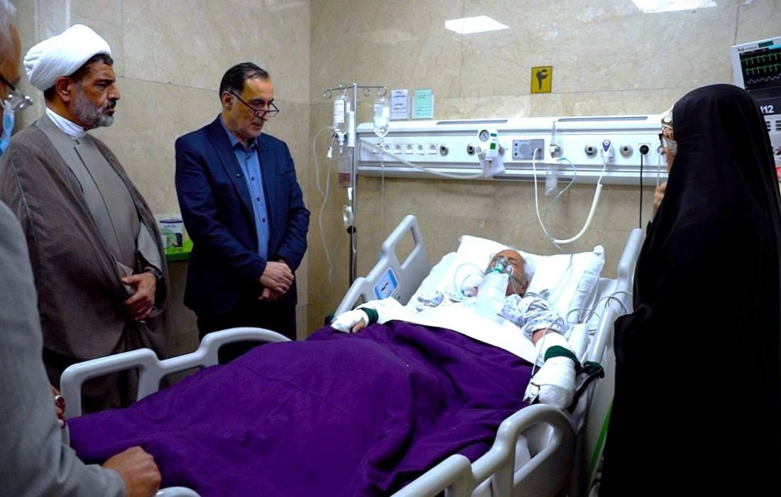 عیادت رئیس بنیاد شهید از پدر شهید سپهبد سیدعبدالرحیم موسوی در بیمارستان خاتم‌الانبیاء(ص)